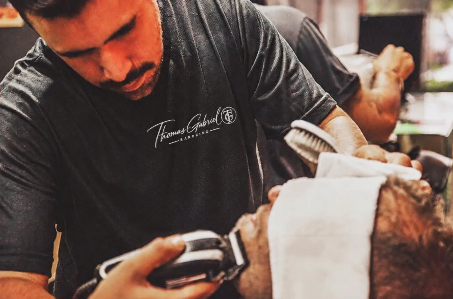 Thomas Gabriel realizando um atendimento de barba na Barbearia Árabe